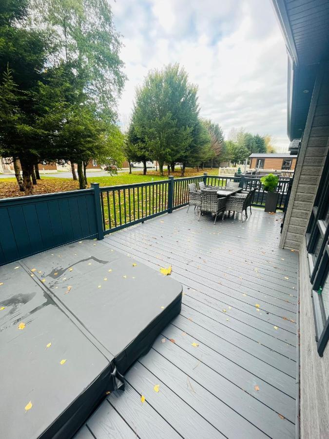 Copse View Lodge With Hot Tub York Eksteriør bilde