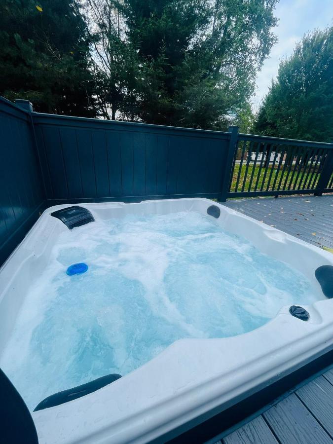 Copse View Lodge With Hot Tub York Eksteriør bilde